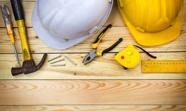 Alt masa üzerinde inşaat araçları. Metin için boş alan.