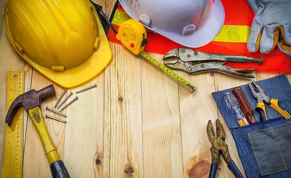 Ferramentas de construção na mesa do trabalhador. Espaço livre para texto . — Fotografia de Stock