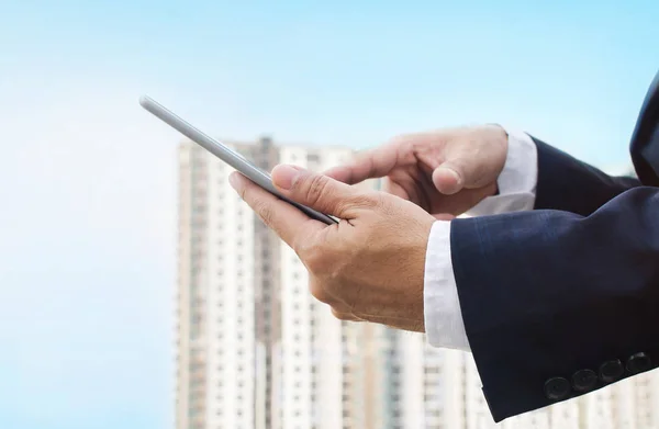 Mãos de um empresário segurando tablet digital — Fotografia de Stock