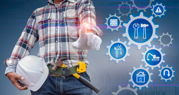 Mühendis el modern bilgisayar arayüzü ile çalışma