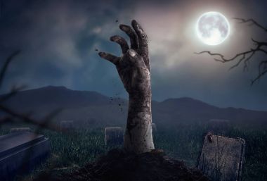 Karanlık Cadılar Bayramı gecesinde yükselen zombi elleri. 