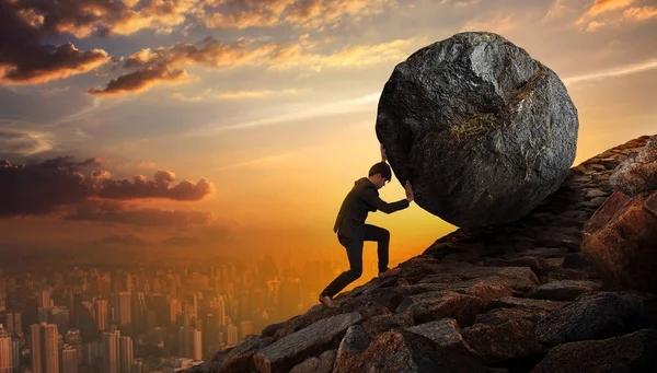 Hombre de negocios empujando piedra grande hasta la colina, Negocios pesados tas —  Fotos de Stock