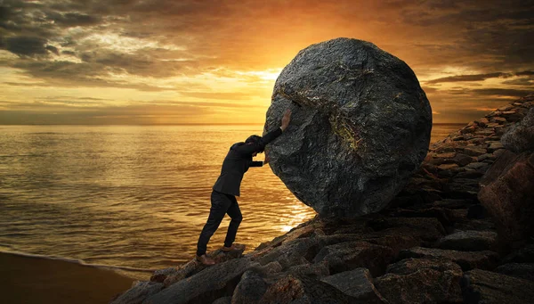 Geschäftsmann schiebt großen Stein auf Hügel, Geschäft schwer tas — Stockfoto