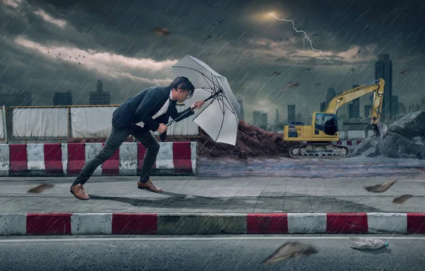 保管場所から彼自身を保護する白い傘を持ったビジネスマン — ストック写真