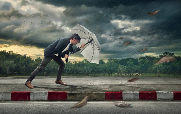 Empresário com guarda-chuva branco protegendo-se do stor — Fotografia de Stock