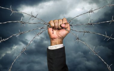 El iş ağır bir dikenli teli üzerinde ta tutan işadamı