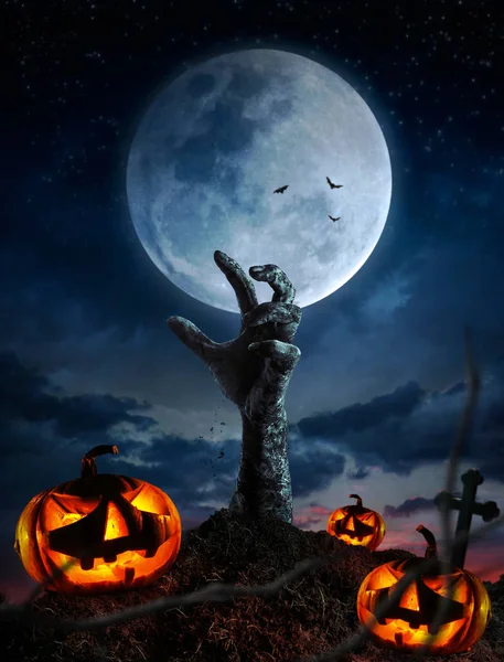 Zombie handen stijgen in het donker Halloween nacht. — Stockfoto