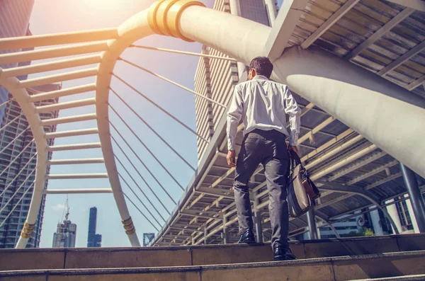 Zakenman die houden van een aktetas buiten lopen in de stad. — Stockfoto