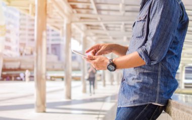 adam cep telefonunu açık üzerinde oynuyor