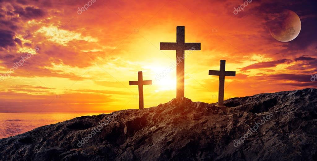 Silhueta de cruz cristã recortada na montanha no pôr do sol