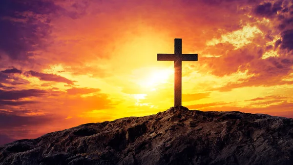 Silhouetted croce cristiana silhouette sulla montagna al tramonto — Foto Stock