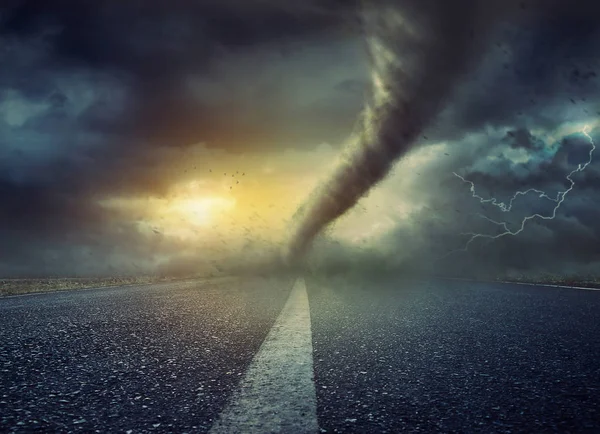 Мощный огромный торнадо крутится на дороге — стоковое фото