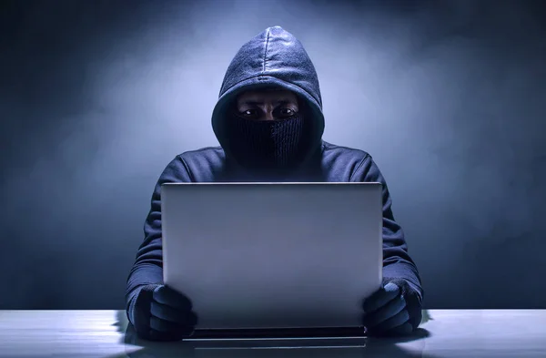 Хакер перед своим компьютером. — стоковое фото