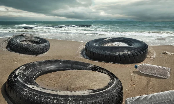 汽车轮胎和塑料瓶污染了海滩上的泥坑 环境概念 — 图库照片