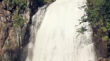 Güzel Muehtinsky şelale Altay Cumhuriyeti.