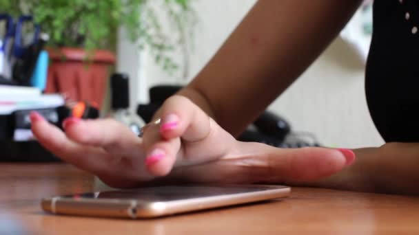 fille écrit le message dans votre téléphone 