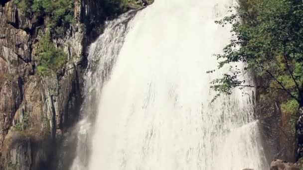 Hermosa cascada Muehtinsky en la República de Altai . — Vídeo de stock