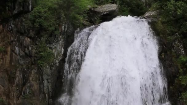 L'uomo ai piedi della cascata — Video Stock