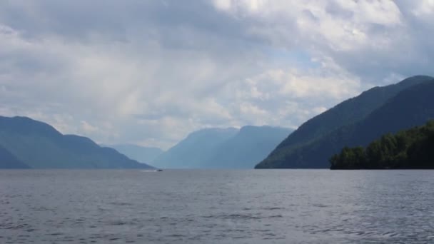 Passeio de barco no Lago Teletskoye, na República de Altai — Vídeo de Stock