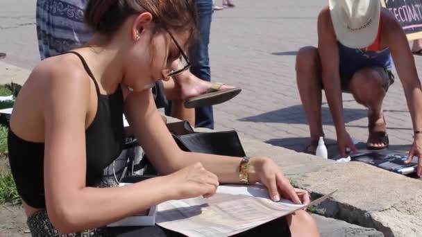 Россия, Новосибирск, 10 июня 2016 г. Художник рисует в парке — стоковое видео