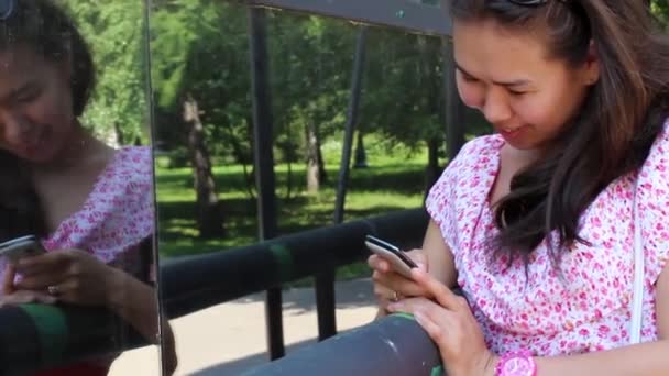 Piękna dziewczyna azjatyckich mówi przez telefon — Wideo stockowe