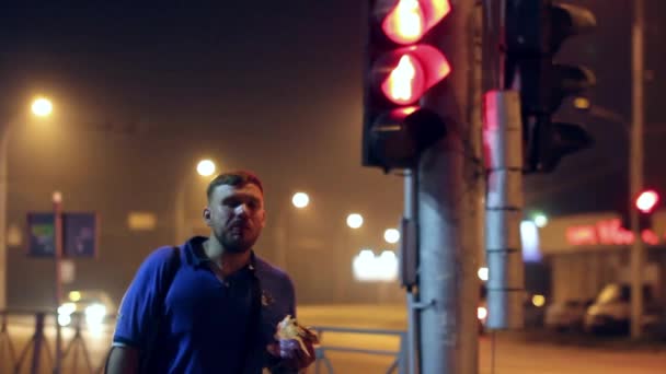 Мужчина переходил дорогу в темное время суток — стоковое видео