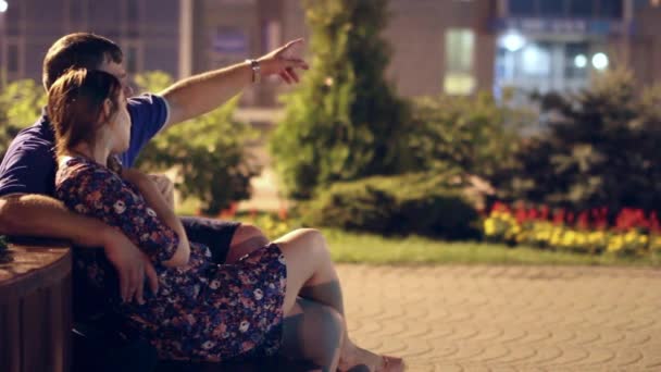 공원에서의 부부 사이의 휴식 — 비디오