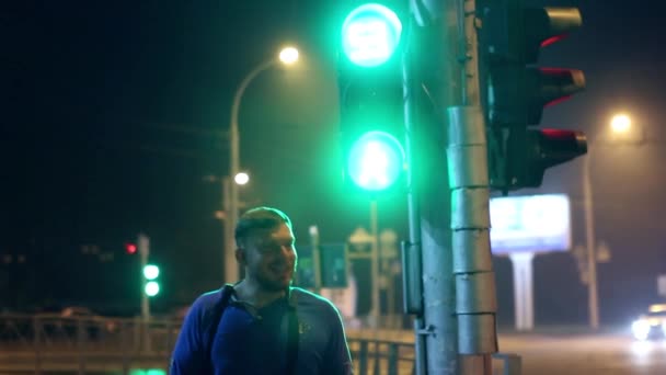 Мужчина переходил дорогу в темное время суток — стоковое видео