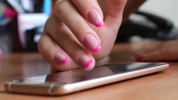 Mädchen schreibt die Nachricht ins Handy — Stockvideo