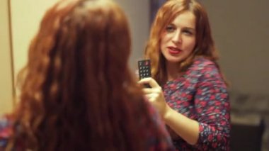 Kızıl saçlı kadının ayna hakkında şarkı