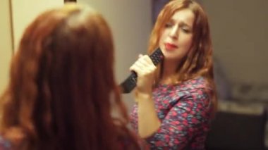 Kızıl saçlı kadının ayna hakkında şarkı