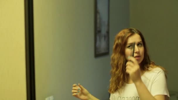 Femme rousse chantant sur miroir — Video