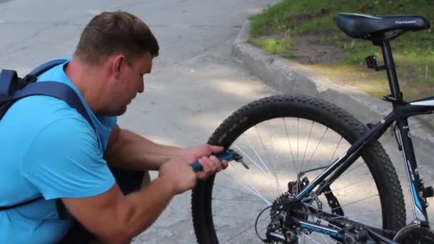 Athlete bicycle tire pump pumps — Stock Video