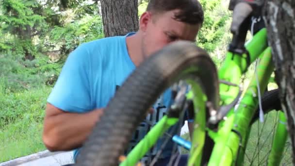 Bombas de bomba de pneu de bicicleta atleta — Vídeo de Stock