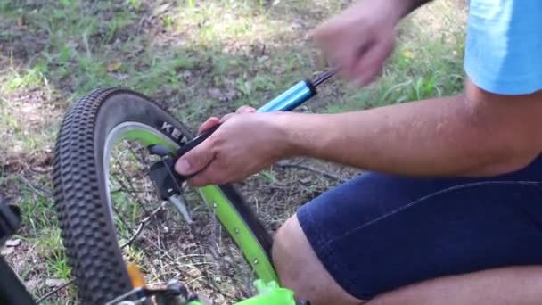 Bomba de neumático de bicicleta atleta bombas — Vídeos de Stock