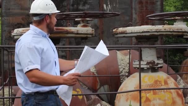 Engenheiro verifica a qualidade do gasoduto — Vídeo de Stock