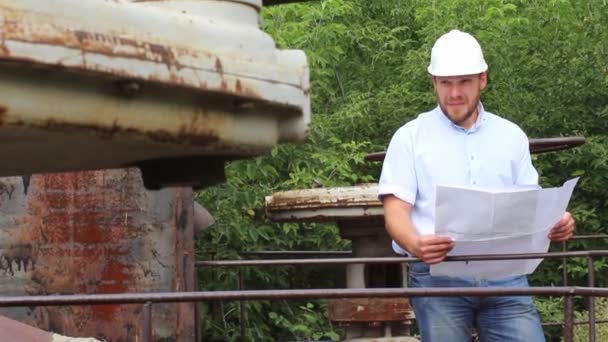 Ingenieur controleert de kwaliteit van de gasleiding — Stockvideo