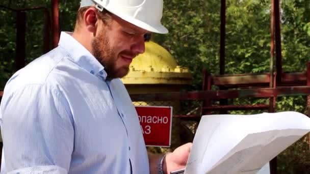 Ingenjör kontrollerar kvaliteten på gasledningen — Stockvideo