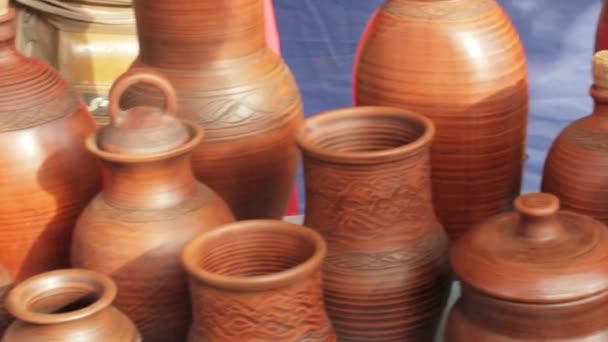 Cerámica en la feria de artesanía en Siberia — Vídeo de stock