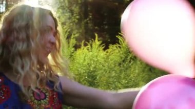 Güneş gülümseyen içinde mutlu kız