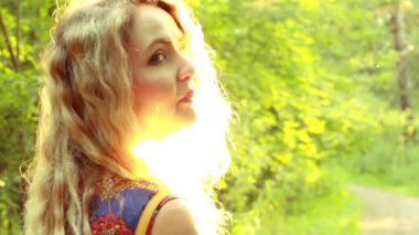 Güneş gülümseyen içinde mutlu kız