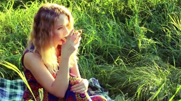 Молода жінка п'є гарячий чай — стокове відео