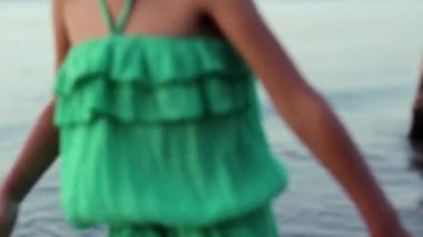 Mutlu küçük kız on the beach spor