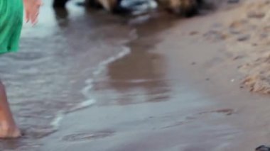 Mutlu küçük kız on the beach spor