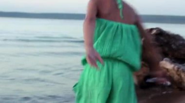 Mutlu küçük kız on the beach spor
