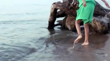 Mutlu küçük kız on the beach spor