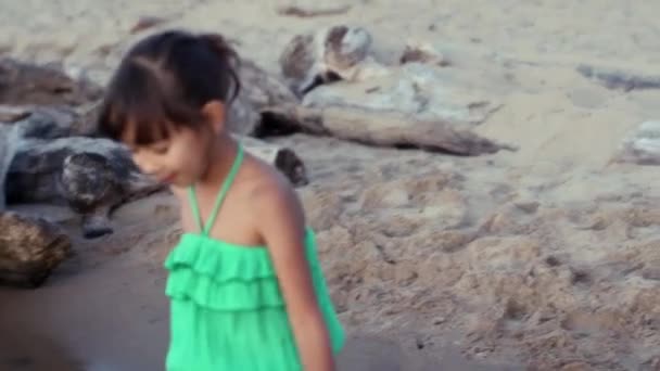Glad liten tjej på stranden sport — Stockvideo