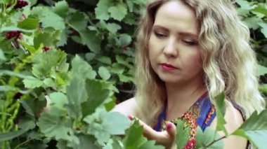 mutlu kız kırmızı meyve ağacının hayran