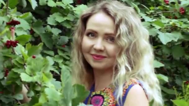 Fille heureuse admire les fruits rouges de l'arbre — Video