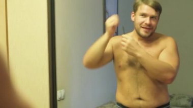 adam şarkı söyler ve dans etmek ayna